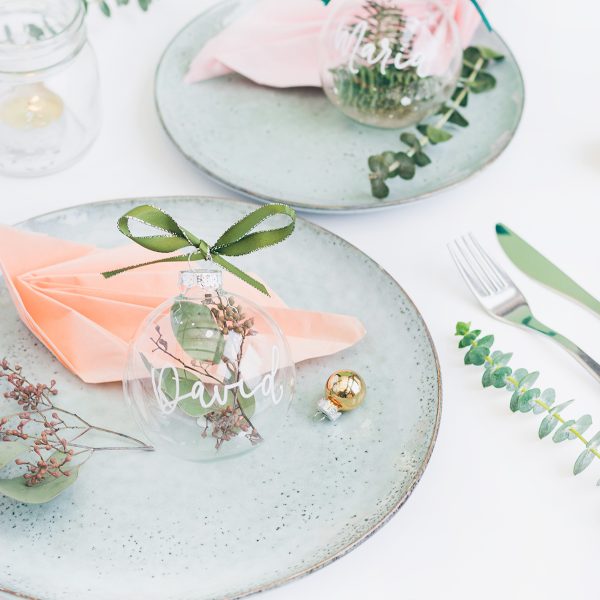 DIY: Weihnachtliche Namensschilder aus Kugeln selber machen