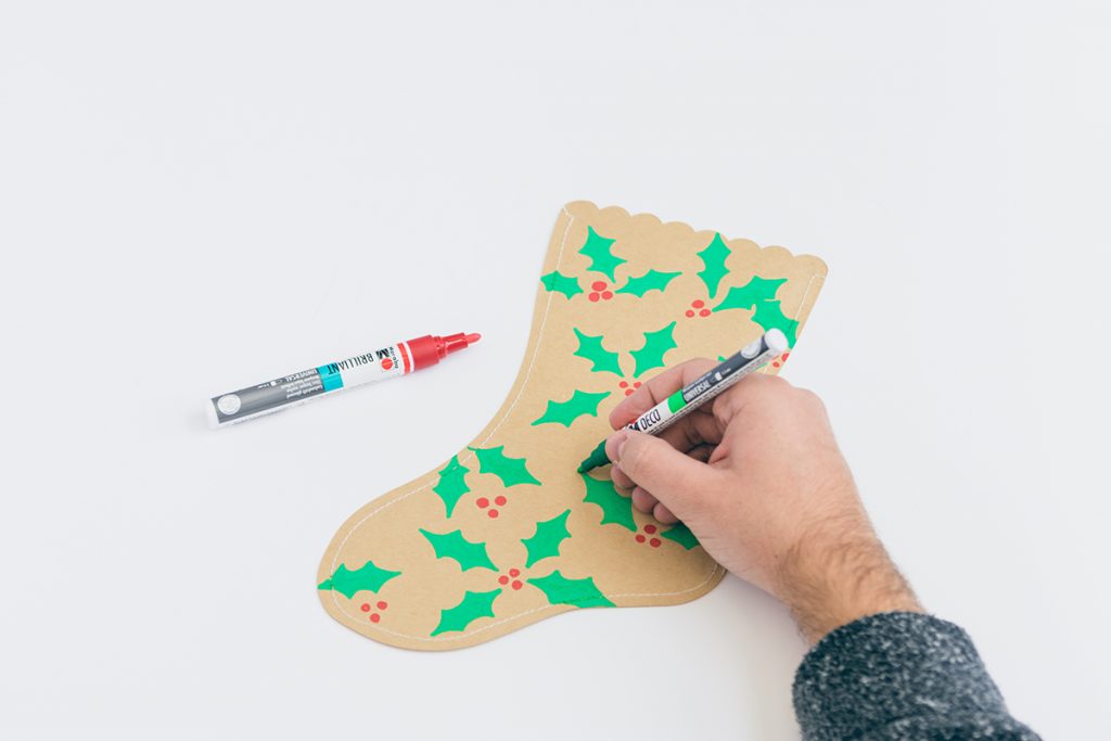 DIY: Weihnachtsstrümpfe aus Papier mit Stechpalmen