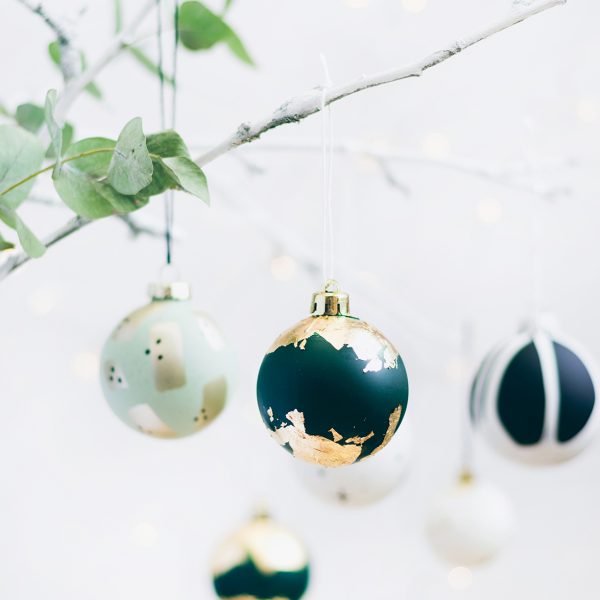 DIY: Weihnachtskugeln verzieren mit Dekomaterialien und Stiften