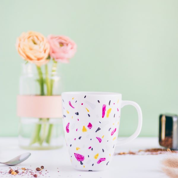 DIY: Tasse bemalen im Terrazzo Stil