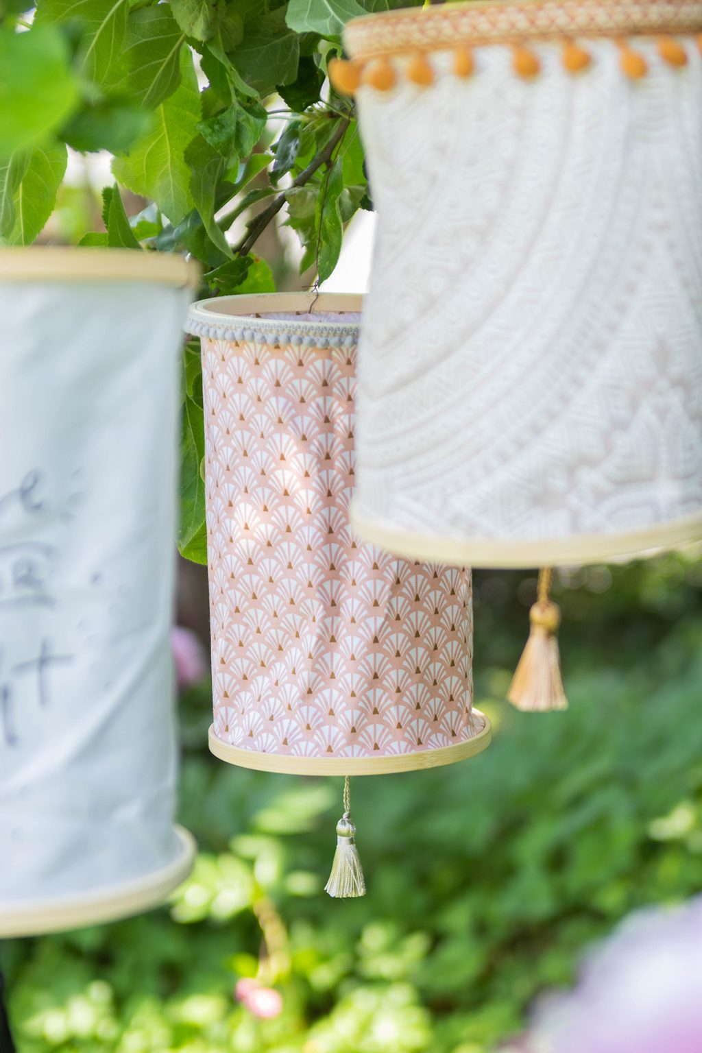 Sommerliche Lampions aus Stoff basteln – ohne Nähen