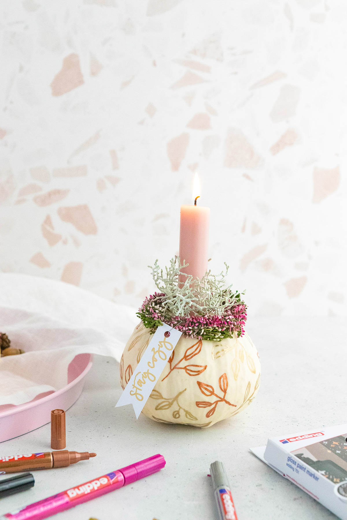 DIY Kürbisdeko mit Kerzen basteln