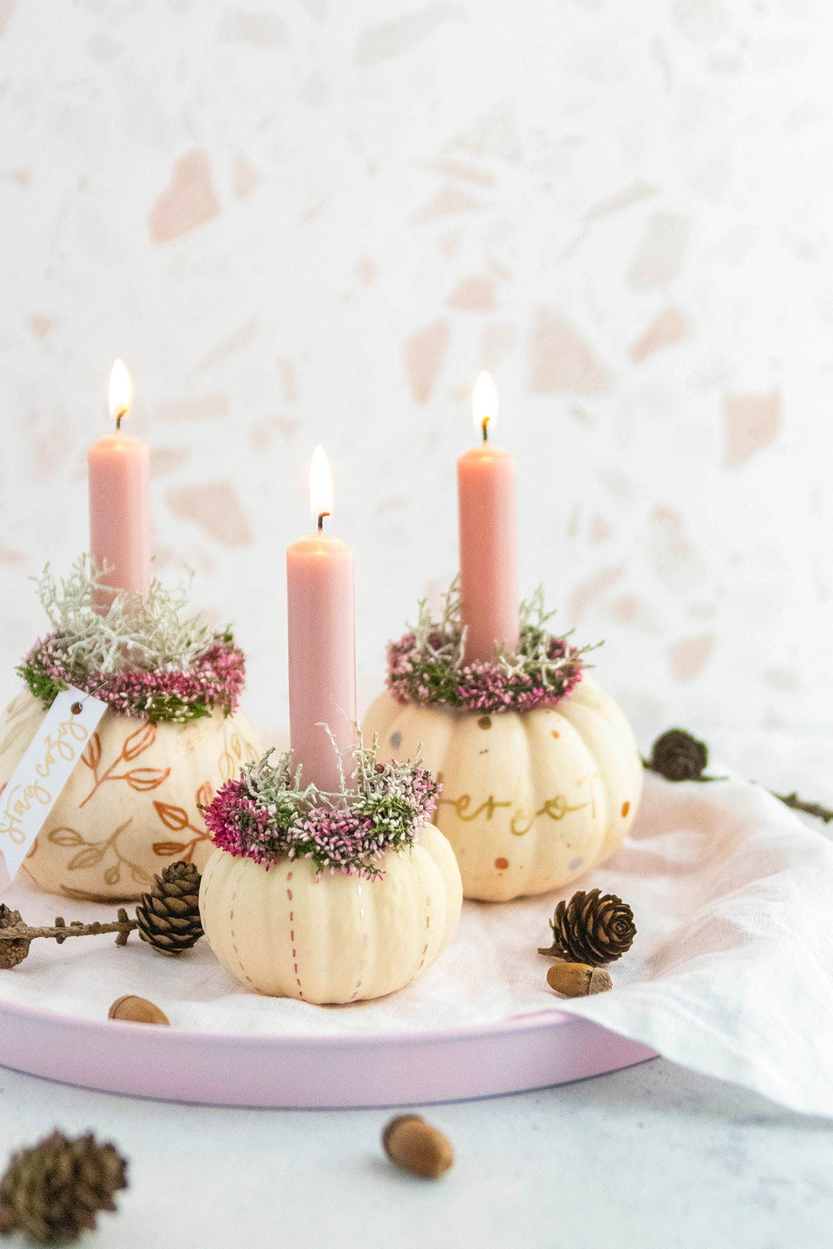 DIY Kürbisdeko mit Kerzen basteln