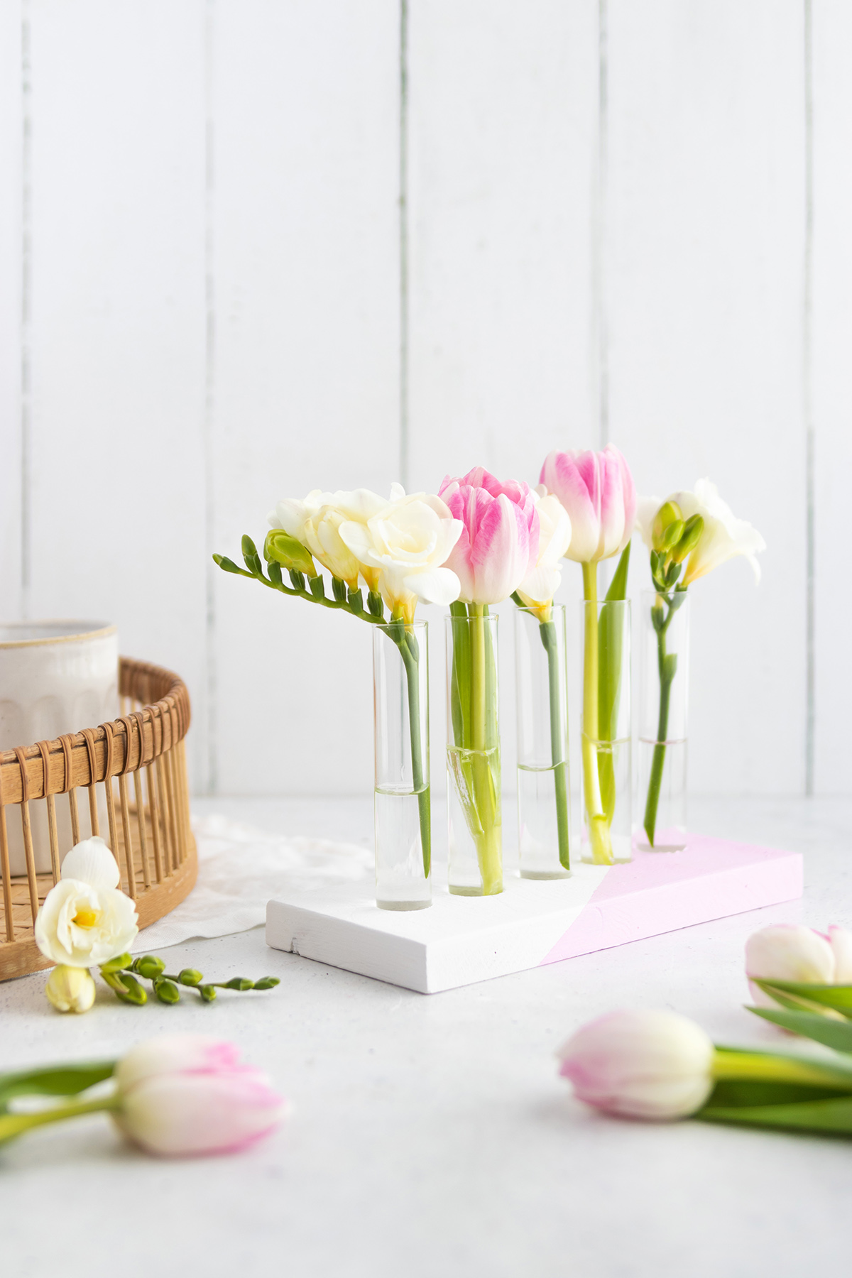 DIY Frühlingsdeko: Blumenvasen aus Reagenzgläser basteln