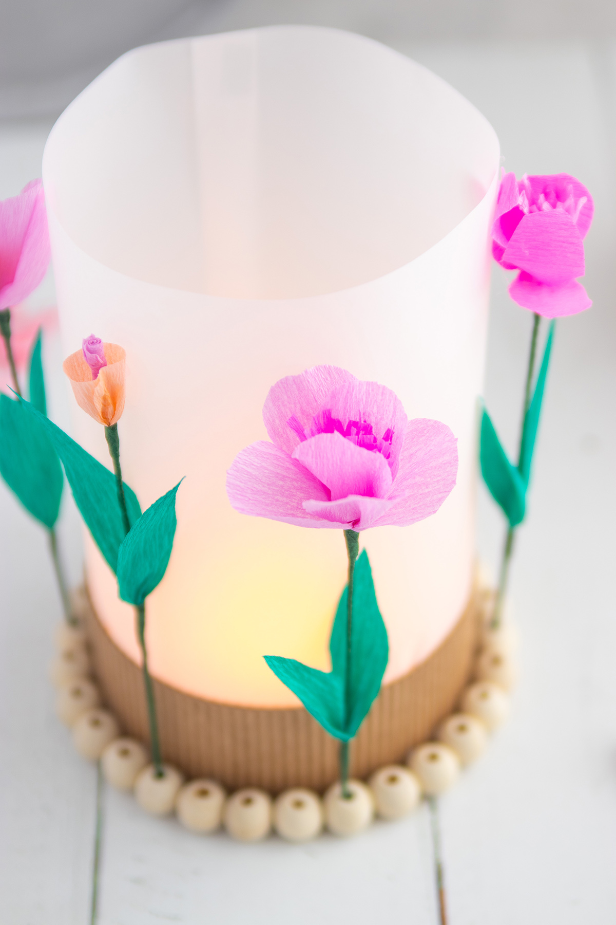 DIY Sommerliches Windlicht basteln und mit Krepppapierblumen verzieren