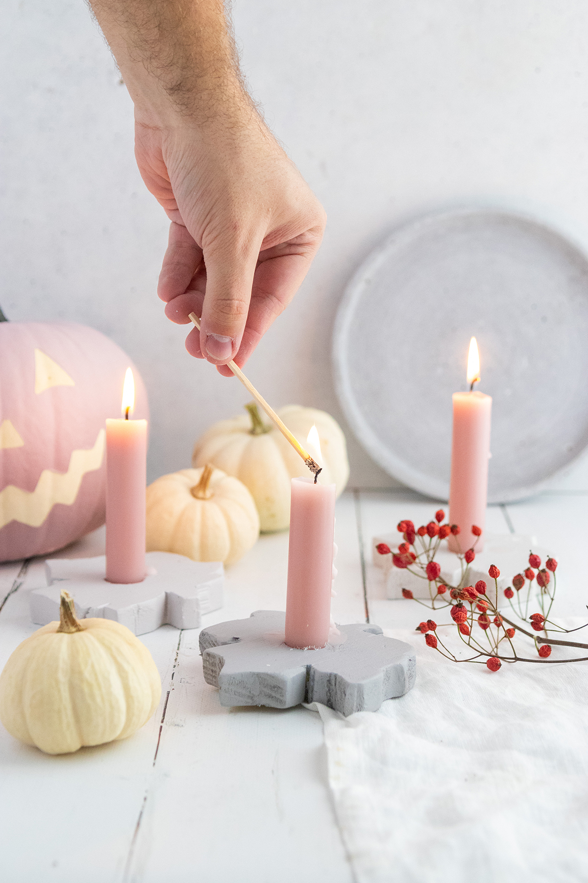 DIY Halloween Deko: Kerzenständer und bunte Kürbisse
