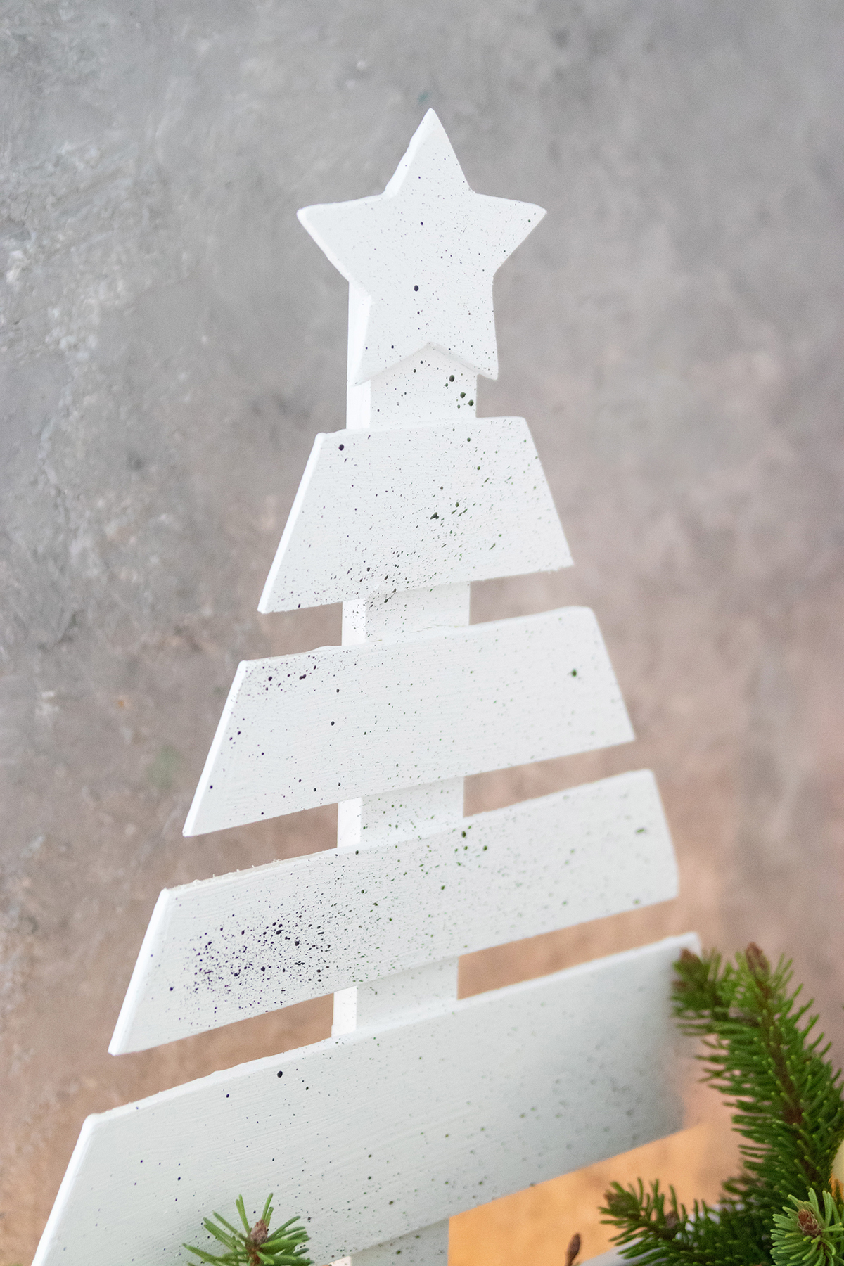 DIY Weihnachtsdeko Tannenbaum aus Holz basteln