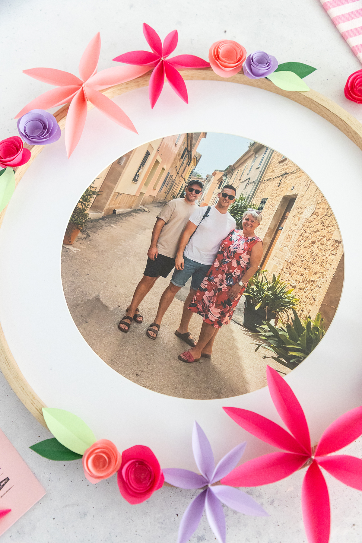 DIY Muttertagsgeschenk: Bild mit Papierblumen basteln